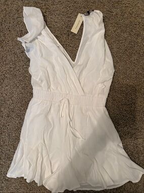 Francesca's Collections White V-Neck Sleeveless Romper